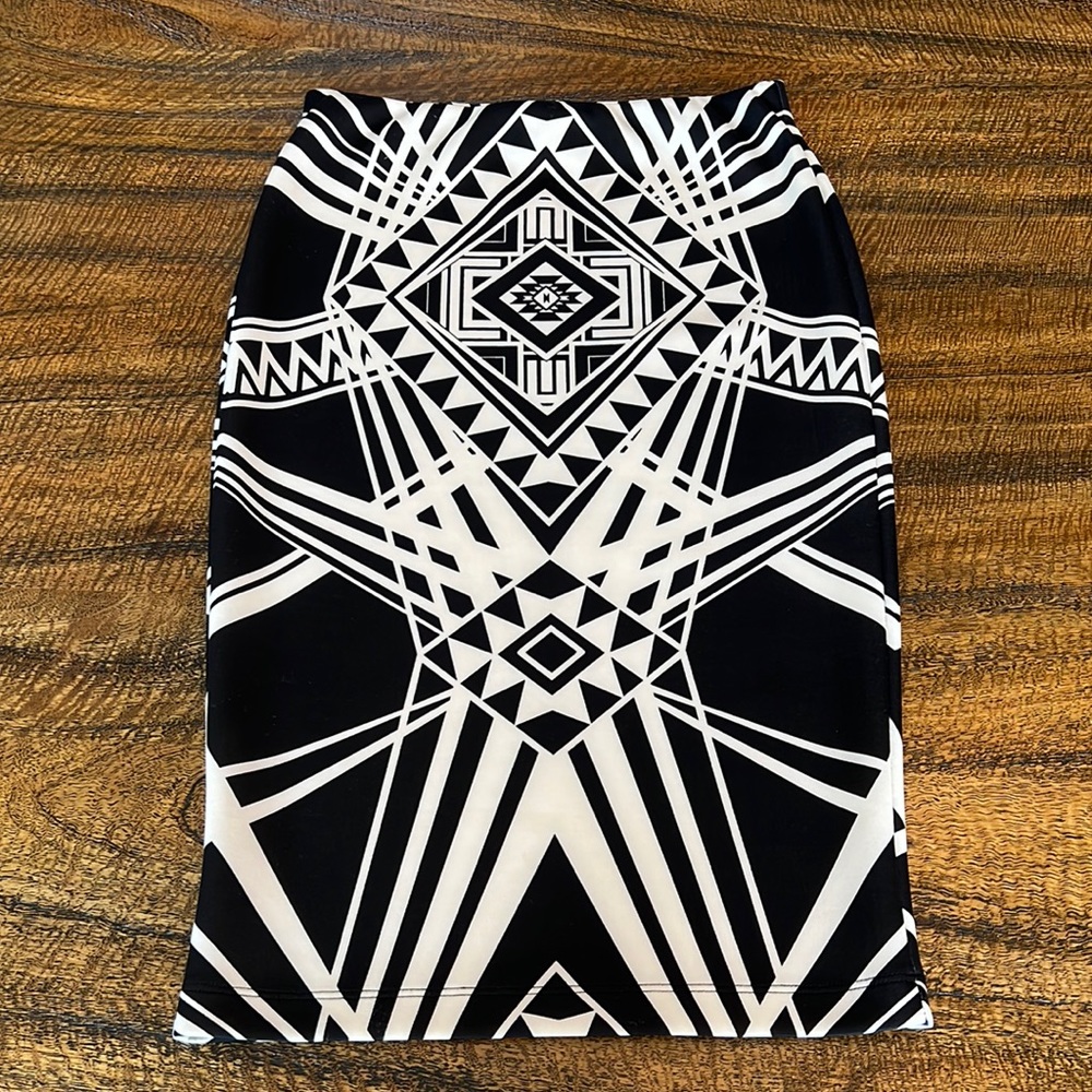 A. Byer size medium black and white design skirt